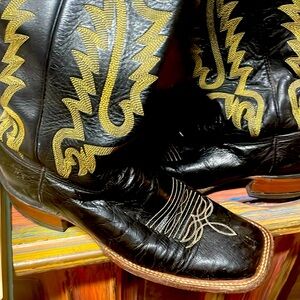 Justin’s black men’s boots